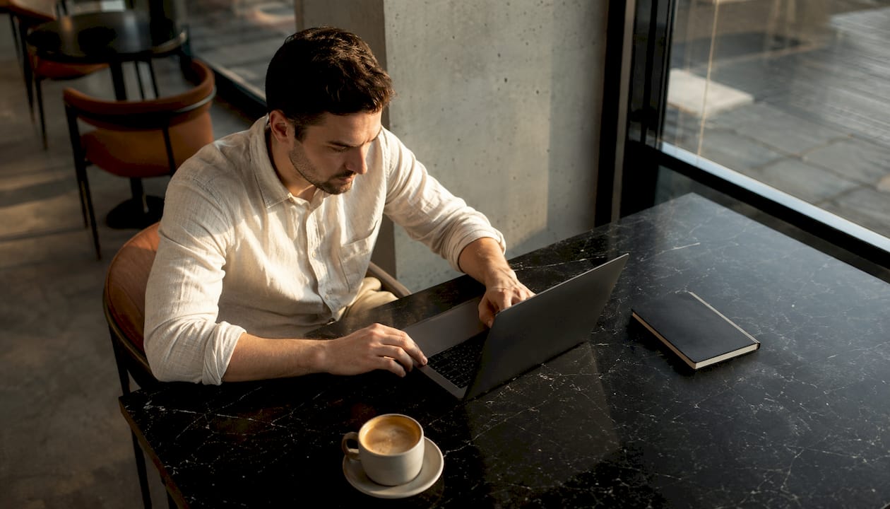 Un homme travaille sur son ordinateur dans son bureau.