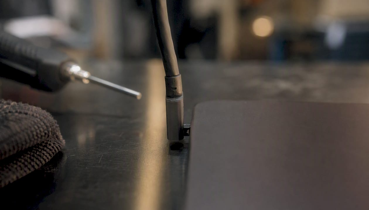 Le câble d’alimentation de l’ordinateur portable est placé à l’horizontale.