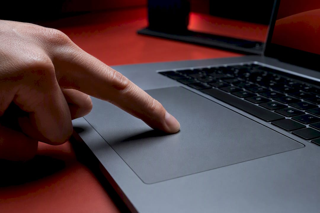 Un doigt qui touche un pavé tactile d'ordinateur