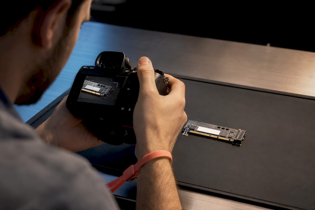 Technicien prenant en photo une étiquette de composant