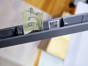 Lenovo Ideapad 3 15IIL05 siva ukrasna traka poklopca šarke FA1JV000410