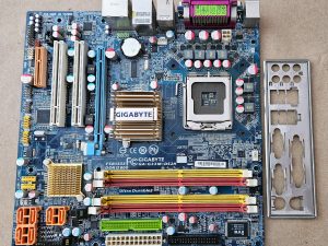 GA-G33M-DS2R Gigabyte MicroATX matična ploča Intel Core 2 DDR2 podrška sa štitom