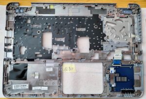 A HP EliteBook 840 G3 C héj képernyőjének hátlapjához csuklótámasz 821173-001