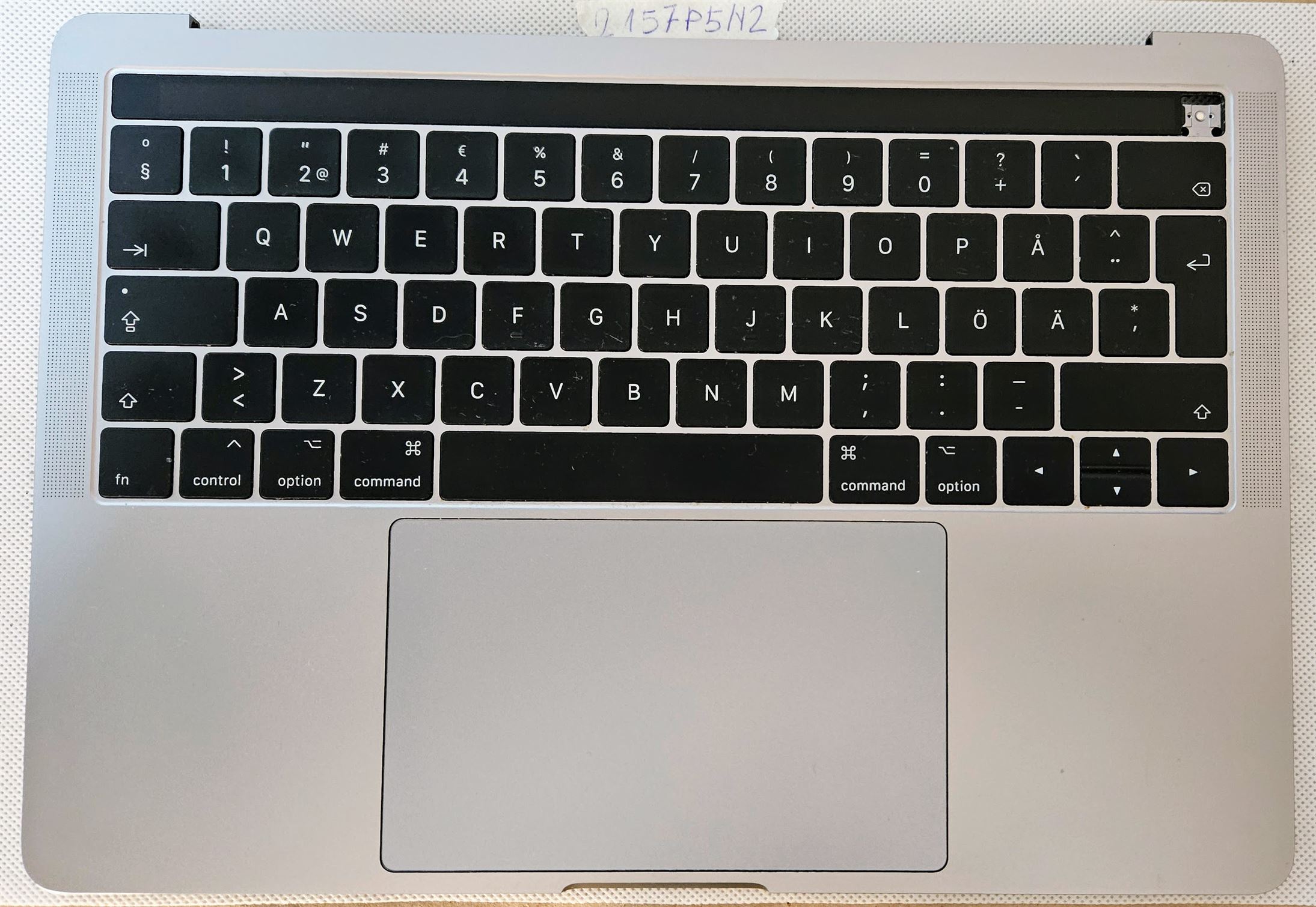 MacBook Pro A1706 csuklótámasz & Billentyűzet összeállítás - Eredeti akkumulátor, érintőpad, hangszórók mellékelve!