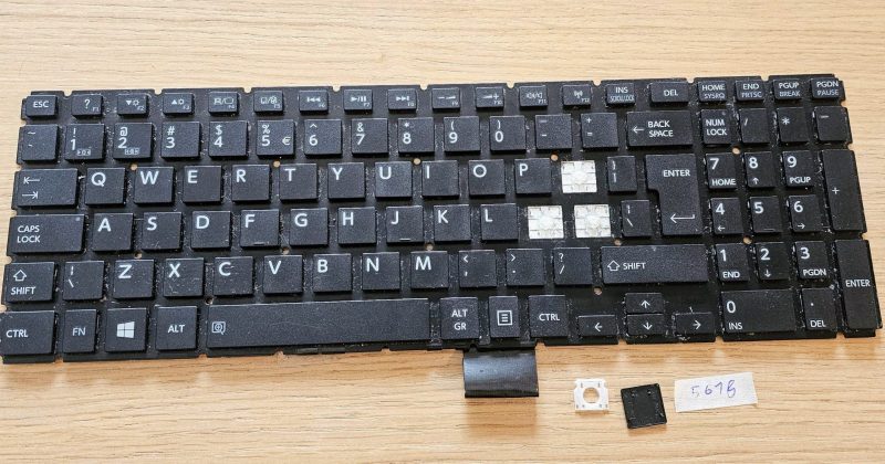Sostituzione dei tasti della tastiera Toshiba Satellite (AEBLIR00010, MP-13R86U4-920)
