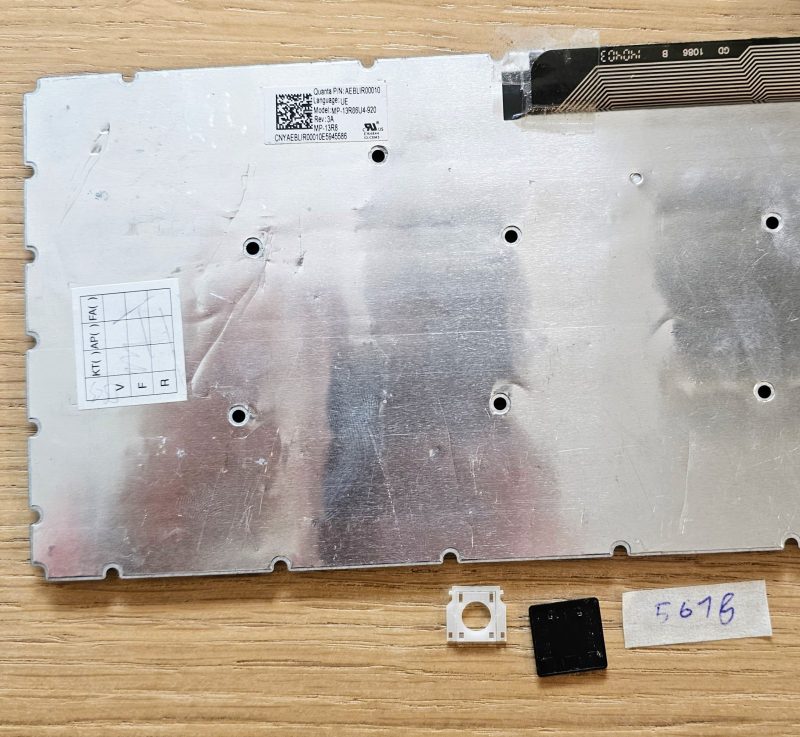 Sostituzione dei tasti della tastiera Toshiba Satellite (AEBLIR00010, MP-13R86U4-920) - immagine 2