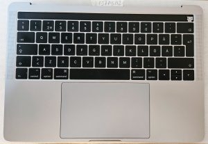 Gruppo poggiapolsi e tastiera per MacBook Pro A1706: batteria originale, touchpad e altoparlanti inclusi!