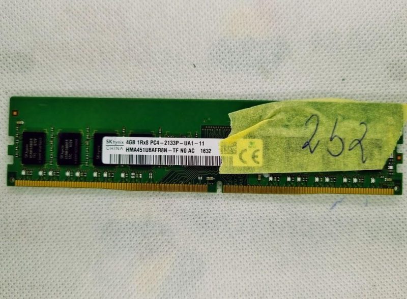 Chiavetta di memoria RAM SKhynix DESKTOP da 4 GB 1Rx8 PC4-2133P-SA0-11 DDR4 HMA451U6AFR8N-TF