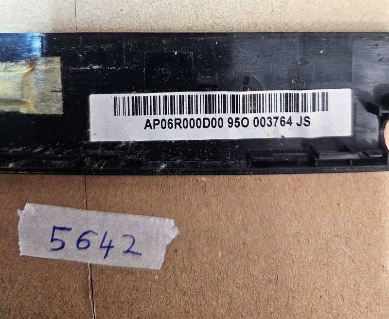 eMachines E525 Bezel Cover AP06R000D - Ricambio originale per laptop - immagine 2