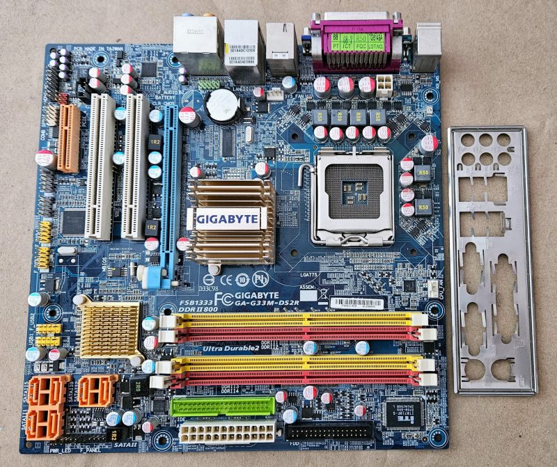 Scheda madre Gigabyte MicroATX GA-G33M-DS2R con supporto Intel Core 2 DDR2 e shield